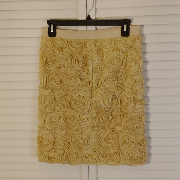 Banana Republic Dresses & Skirts - Banana Republic Gold Textured Pencil Skirt